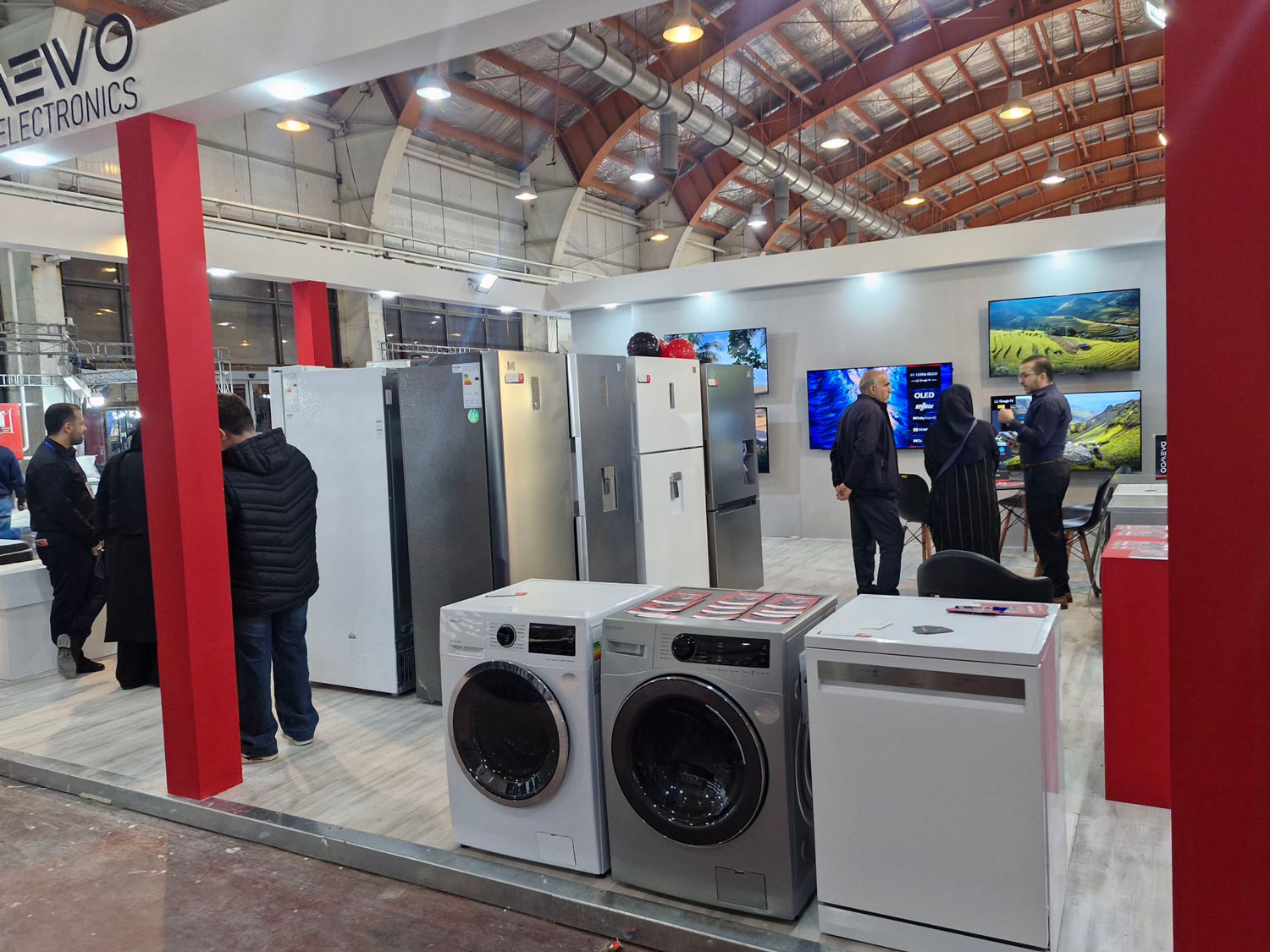 نمایشگاه لوازم خانگی همزمان با نمایشگاه مواد غذایی،پوشاک،کیف و کفش در محل دائمی نمایشگاههای بین المللی استان قزوین در حال برگزاری است