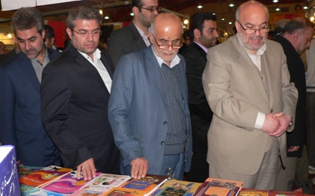 روزبه استاندار قزوین:نمایشگاه های کتاب نقش موثری در افزایش سرانه مطالعه دارند