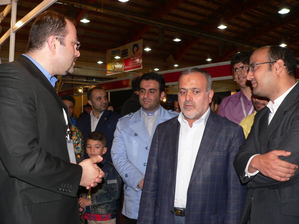 بازدید نماینده مردم قزوین در مجلس از نمایشگاه مراکز آموزشی و تجهیزات کمک آموزشی