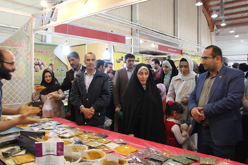 بازدید خانم مهندس زرآبادی نماینده مردم قزوین در مجلس شورای اسلامی از نمایشگاه سوغات و هدایا